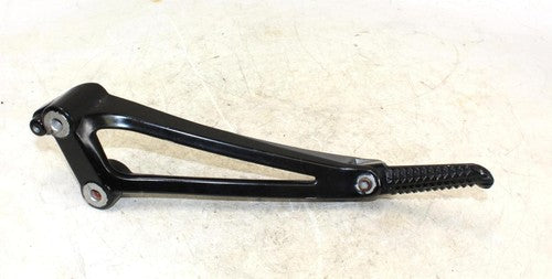 2010 Yamaha Yzf R1 LEFT RIGHT REAR BACK PASSENGER PEG SET PAIR W CENTER BRACKET