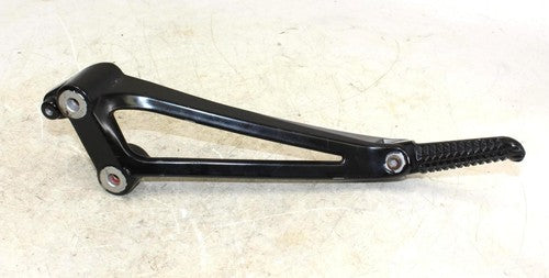 2010 Yamaha Yzf R1 LEFT RIGHT REAR BACK PASSENGER PEG SET PAIR W CENTER BRACKET