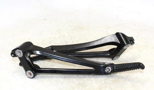 2010 Yamaha Yzf R1 LEFT RIGHT REAR BACK PASSENGER PEG SET PAIR W CENTER BRACKET