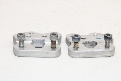 06-09 SUZUKI GSXR 600 OEM FRONT FOOT PEG MOUNT PAIR