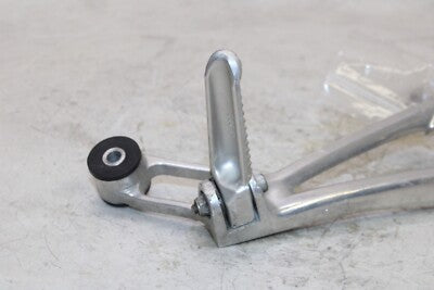 2004 YAMAHA YZF R6 OEM RIGHT REAR BACK PASSENGER PEG