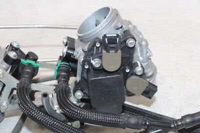 14-15 SUZUKI VSTROM 1000 DL1000A ABS OEM MAIN FUEL INJECTORS / THROTTLE BODIES