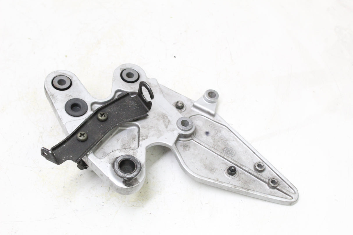 2005 YAMAHA FZ6 OEM RIGHT REARSET FOOTREST MOUNT BRACKET HEEL GUARD