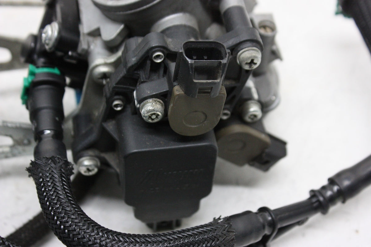 14-15 SUZUKI VSTROM 1000 DL1000A ABS OEM MAIN FUEL INJECTORS / THROTTLE BODIES
