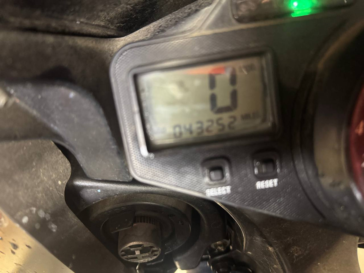 2004 Triumph Daytona 600 OEM SPEEDO TACH GAUGES DISPLAY CLUSTER SPEEDOMETER