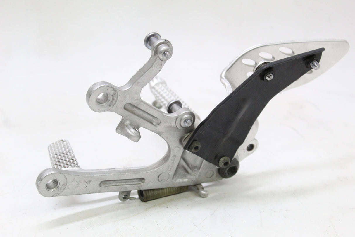 2004 Yamaha YZF R1 04-06 OEM RIGHT REARSET DRIVER FOOT PEG REST W BRAKE PEDAL