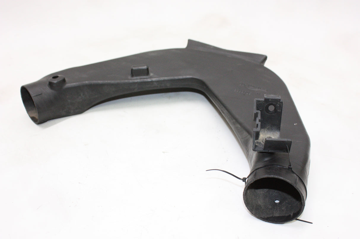 2004 Triumph Daytona 600 OEM CENTRE RAM AIR INTAKE DUCT SCOOP PIPE