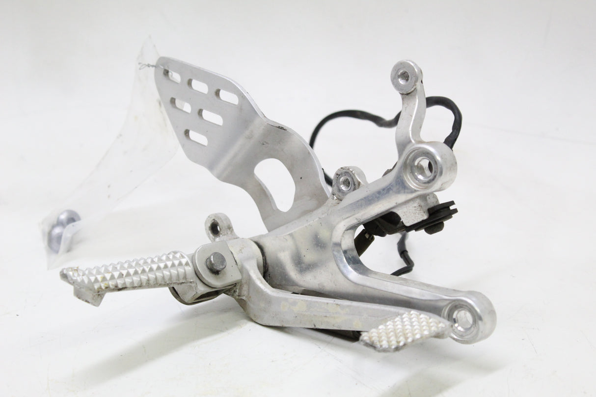 2007 Yamaha YZF R6S OEM RIGHT REARSET REARSET DRIVER W BRAKE PEDAL