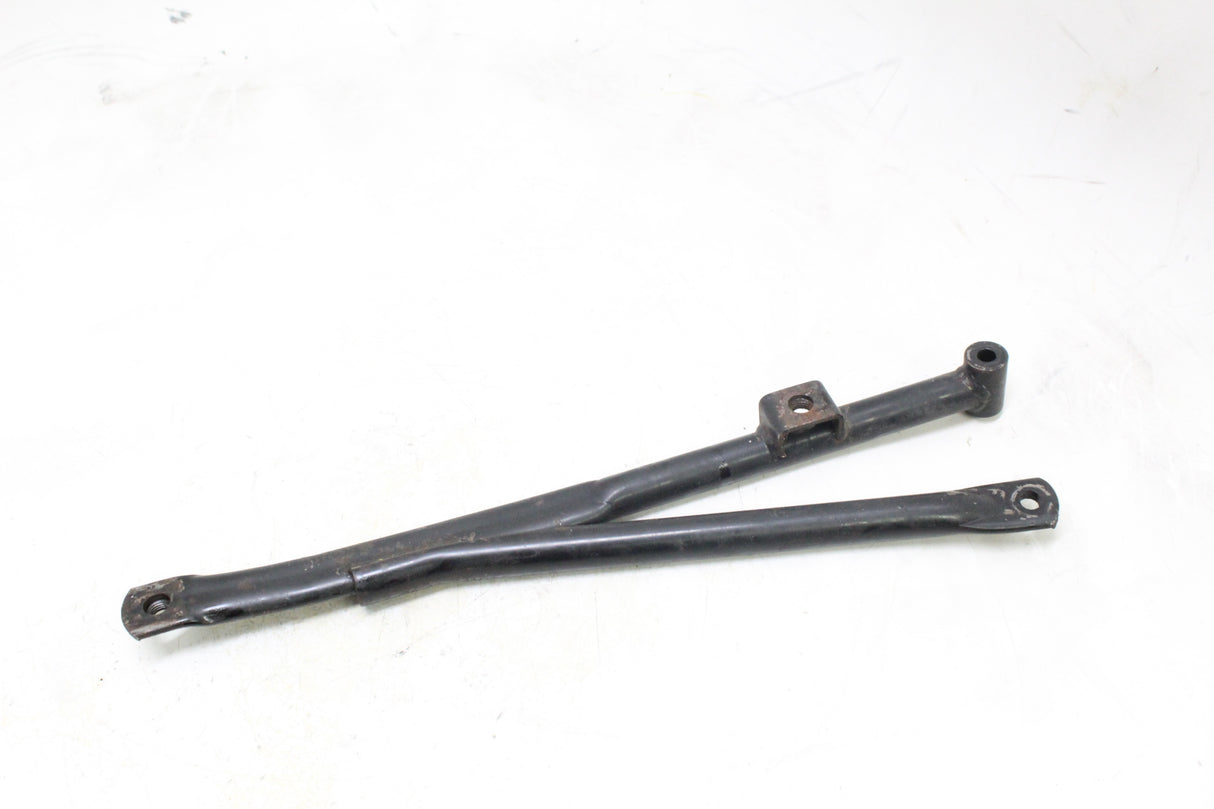 2007 YAMAHA XVS650 V STAR 650 OEM EXHAUST MUFFLER MOUNT BRACKET STAY
