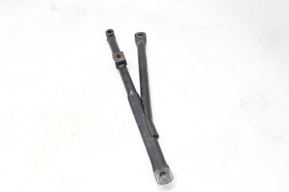 2007 YAMAHA XVS650 V STAR 650 OEM EXHAUST MUFFLER MOUNT BRACKET STAY
