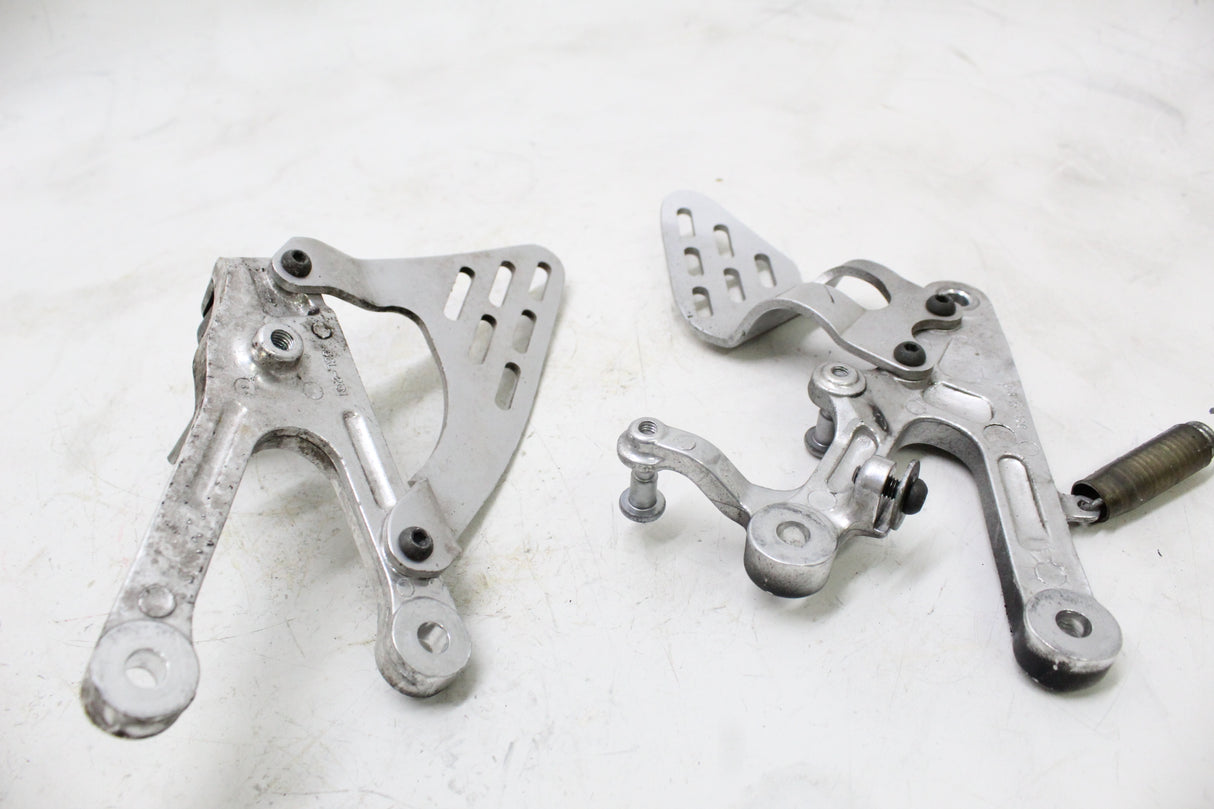 2005 Yamaha YZF R6 OEM RIGHT LEFT REARSETS REAR SET DRIVER FOOT PEGS