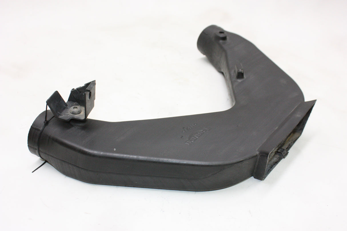 2004 Triumph Daytona 600 OEM CENTRE RAM AIR INTAKE DUCT SCOOP PIPE