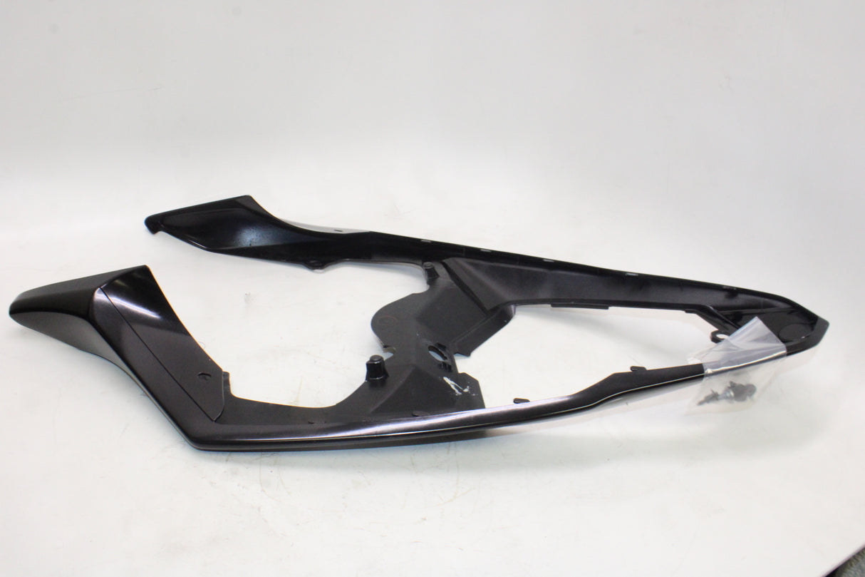 2009 Yamaha YZF R1 OEM CENTER REAR BACK TAIL FAIRING COWL