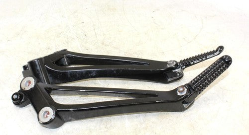 2010 Yamaha Yzf R1 LEFT RIGHT REAR BACK PASSENGER PEG SET PAIR W CENTER BRACKET