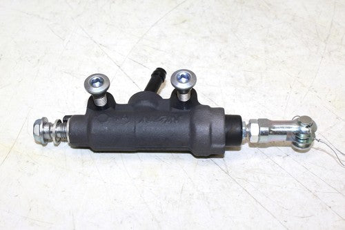 22 Kawasaki Ninja Zx-10r Rear Back Brake Master Cylinder With Reservoir