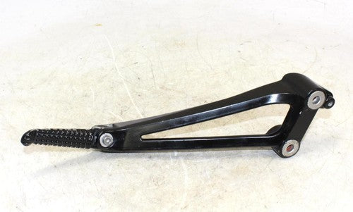 2010 Yamaha Yzf R1 LEFT RIGHT REAR BACK PASSENGER PEG SET PAIR W CENTER BRACKET