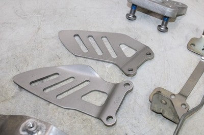 06-07 SUZUKI GSXR 750 OEM MOUNTING BRACKETS MOUNTS CHROME COVERS