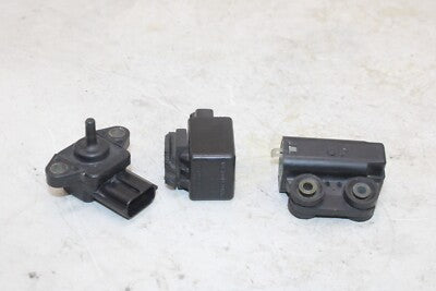 98-06 YAMAHA YZF R1 OEM TURN SIGNAL BLINKER RELAY SWITCH W TIP AND MAP SENSOR