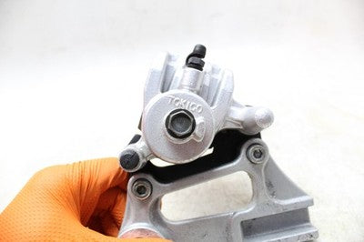 05-08 KAWASAKI ZZR600 ZX600J OEM REAR BACK BRAKE CALIPER W MOUNT BRACKET