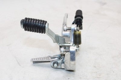 95-07 YAMAHA YZF600R OEM RIGHT REARSET DRIVER FOOT PEG REST STOP W PEDAL