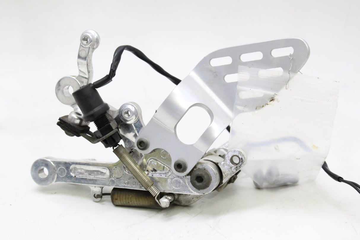 2007 Yamaha YZF R6S OEM RIGHT REARSET REARSET DRIVER W BRAKE PEDAL