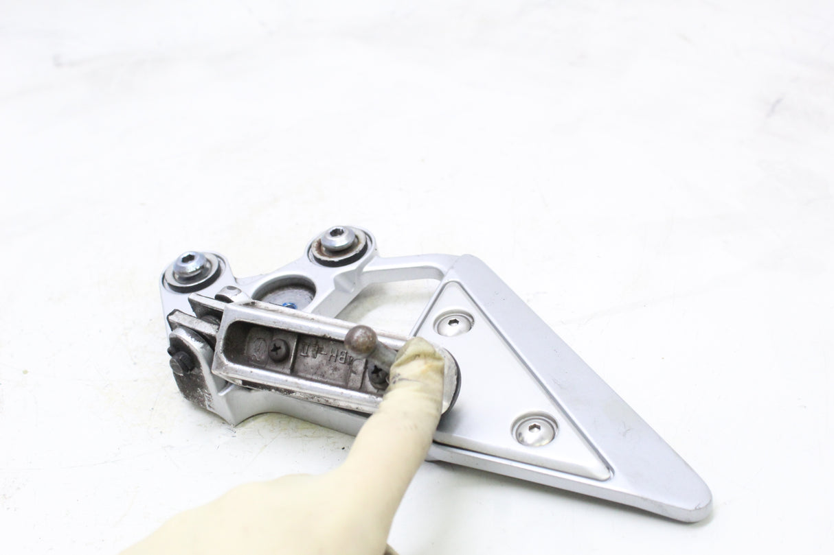 2005 YAMAHA FZ6 OEM LEFT REARSET FOOT PEG BRACKET W SHIFTER