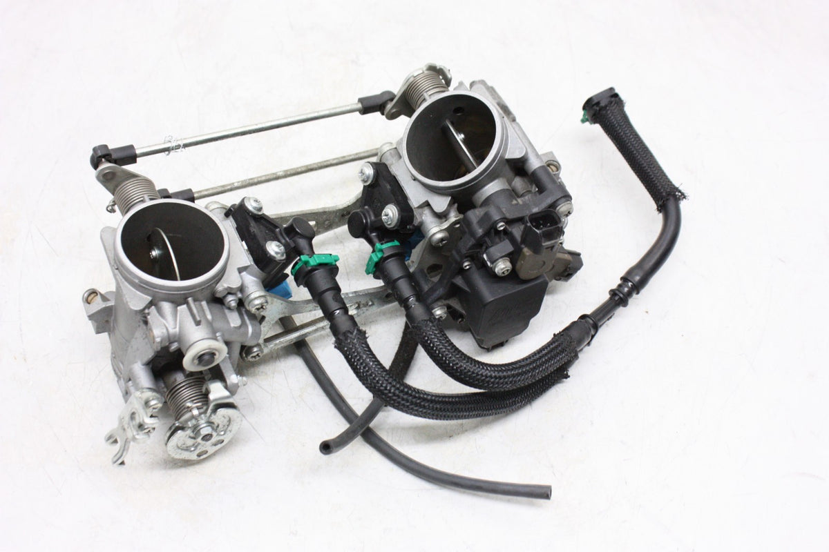 14-15 SUZUKI VSTROM 1000 DL1000A ABS OEM MAIN FUEL INJECTORS / THROTTLE BODIES