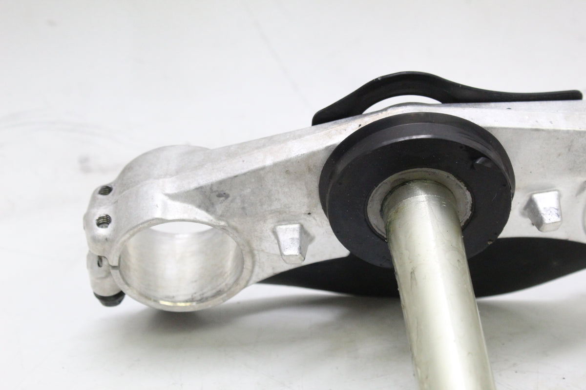 2004 SUZUKI GSXR600 OEM LOWER TRIPLE TREE STEERING STEM FORK CLAMP