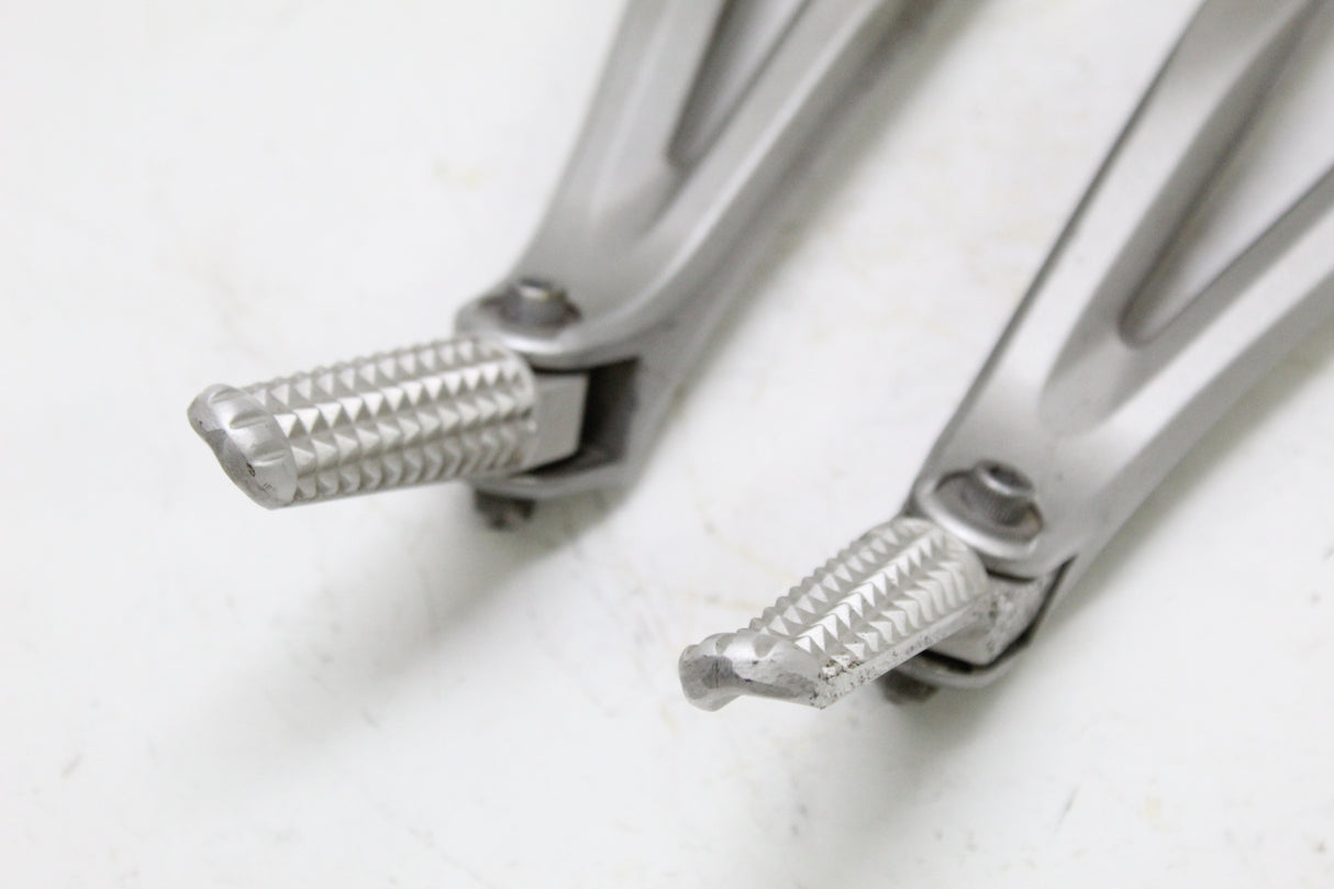 2004 Yamaha YZF R1 04-06 OEM REAR BACK PASSENGER PEG SET PAIR