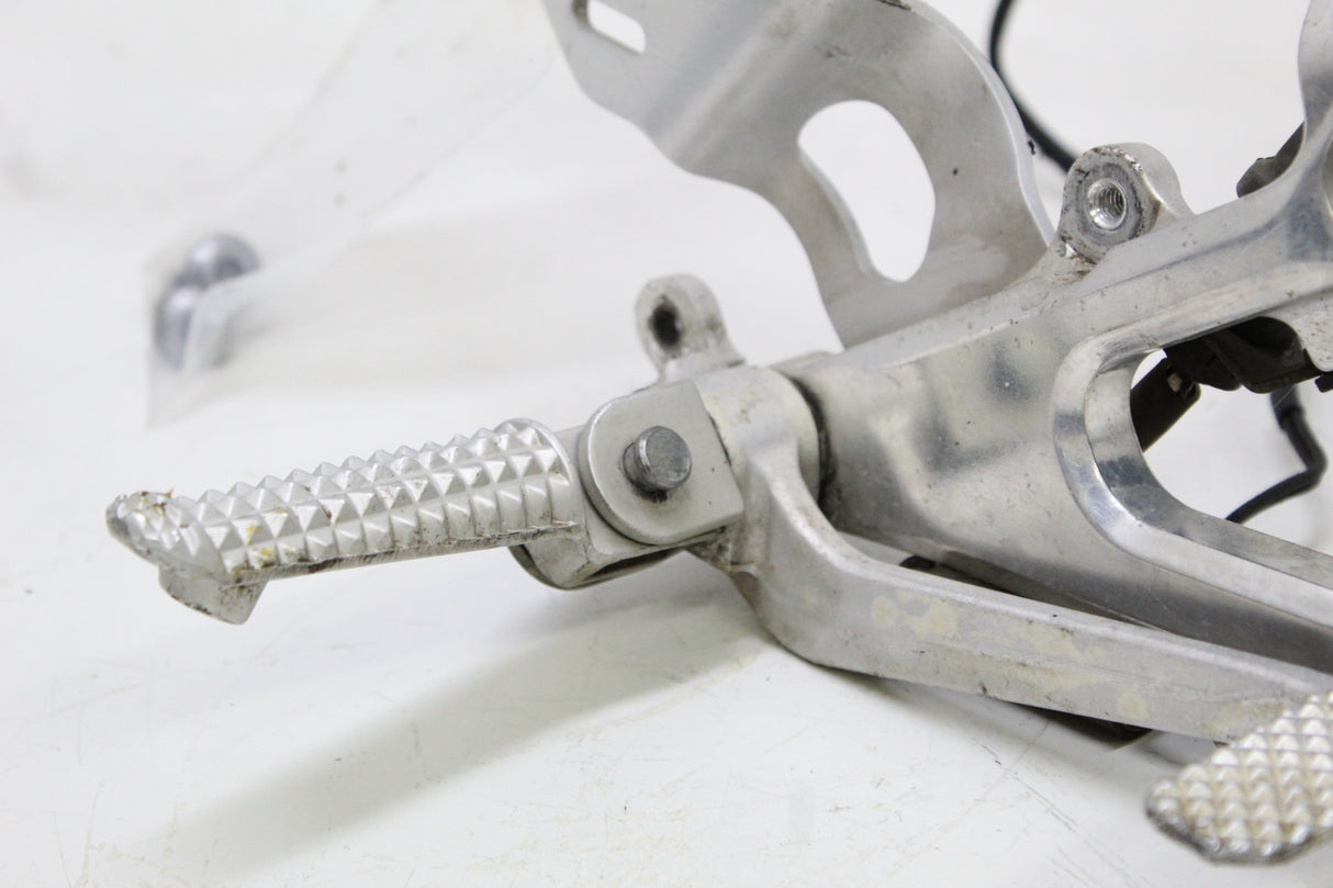 2007 Yamaha YZF R6S OEM RIGHT REARSET REARSET DRIVER W BRAKE PEDAL