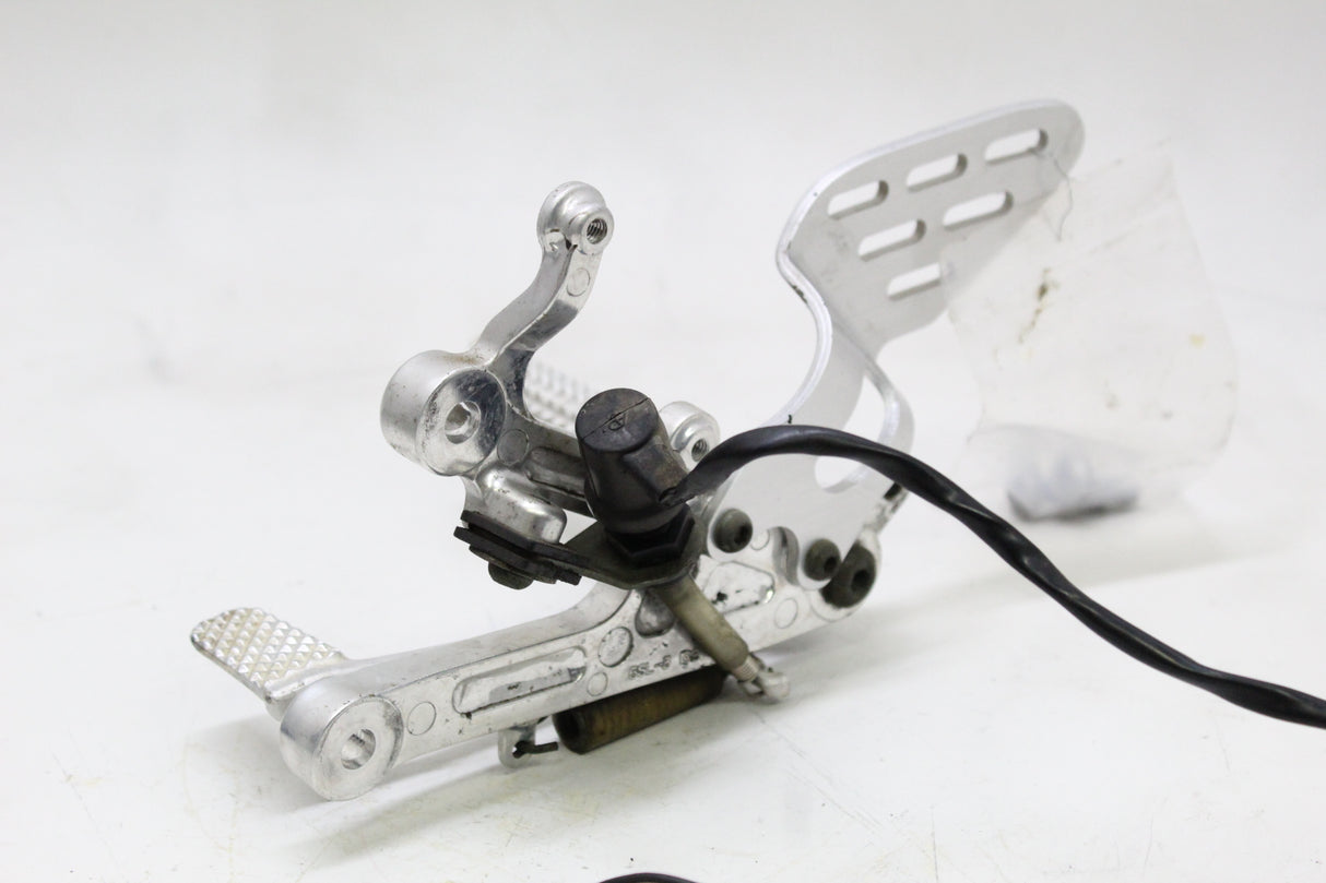 2007 Yamaha YZF R6S OEM RIGHT REARSET REARSET DRIVER W BRAKE PEDAL