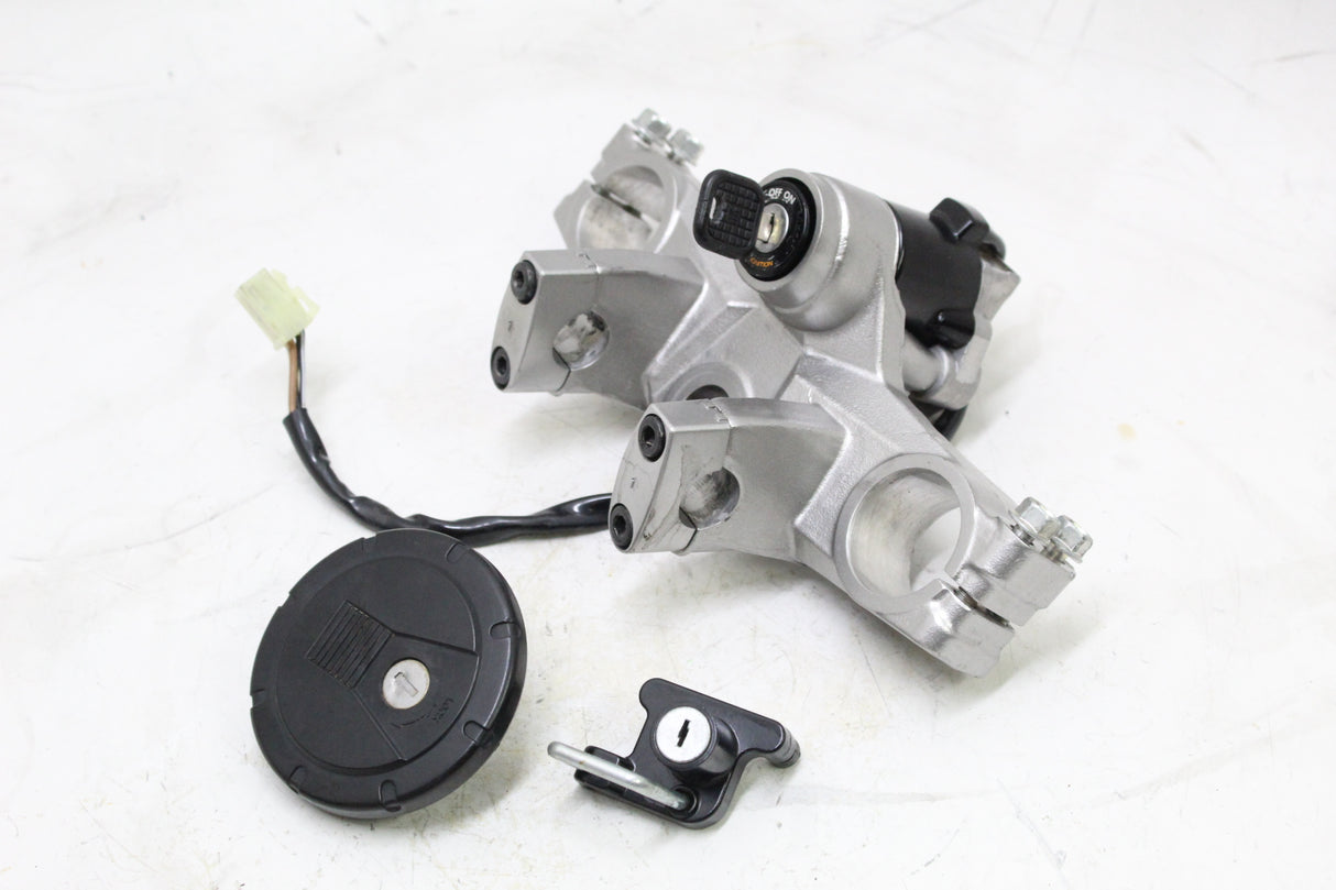 2011 KAWASAKI KLR650 OEM LOCK SET W KEY GAS CAP HELMET LOCK UPPER TRIPLE TREE