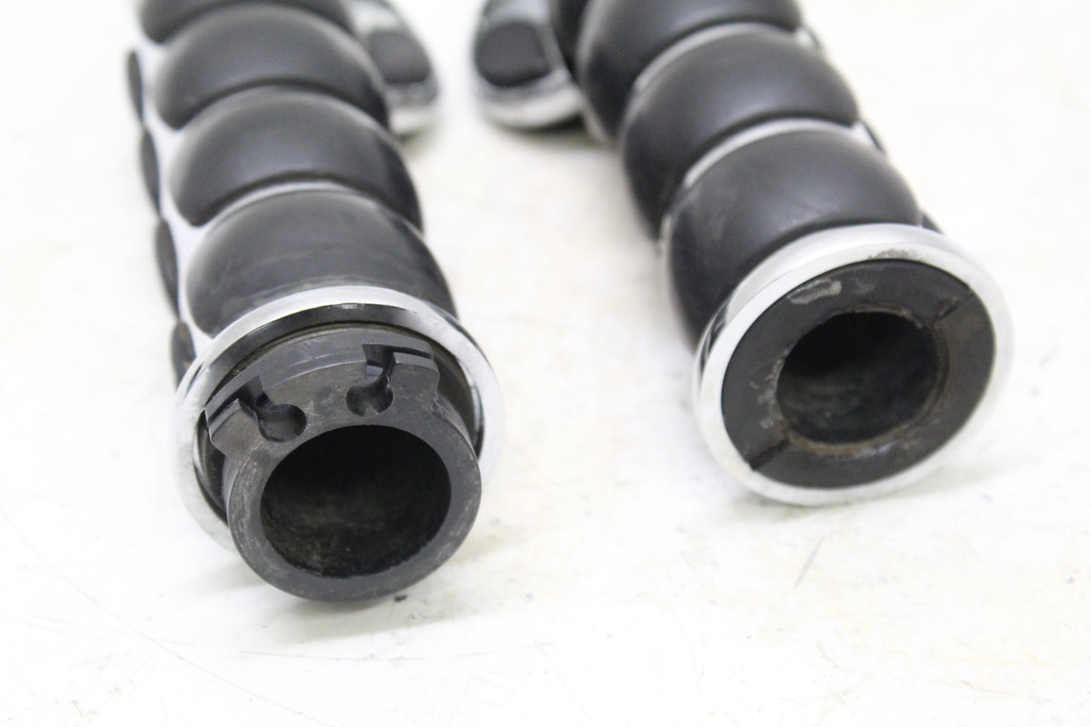 2005 KAWASAKI VULCAN 1500 VN1500 Chrome Rubber Spike Grips Pair Palm Rest