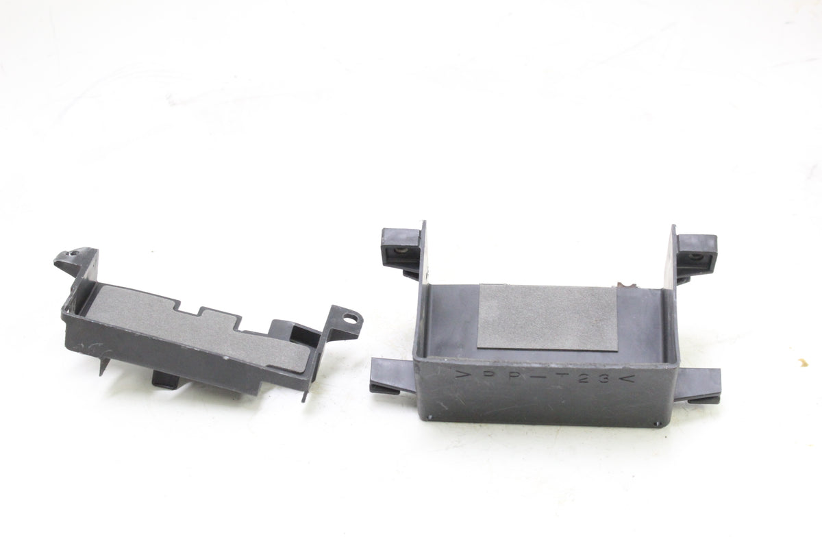 2005 YAMAHA FZ6 FAZER OEM BATTERY BOX HOLDER TRAY